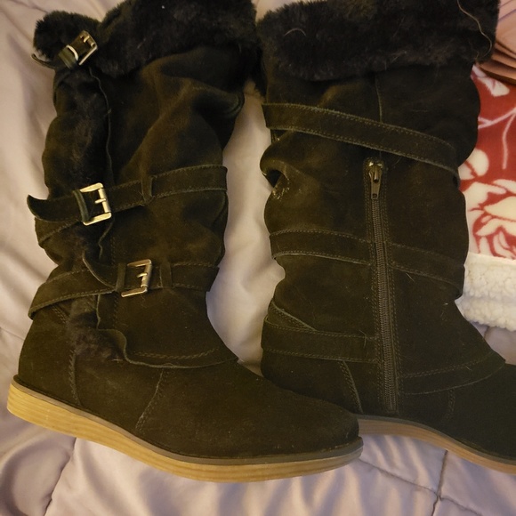 Fuzzy black boots - Picture 1 of 1